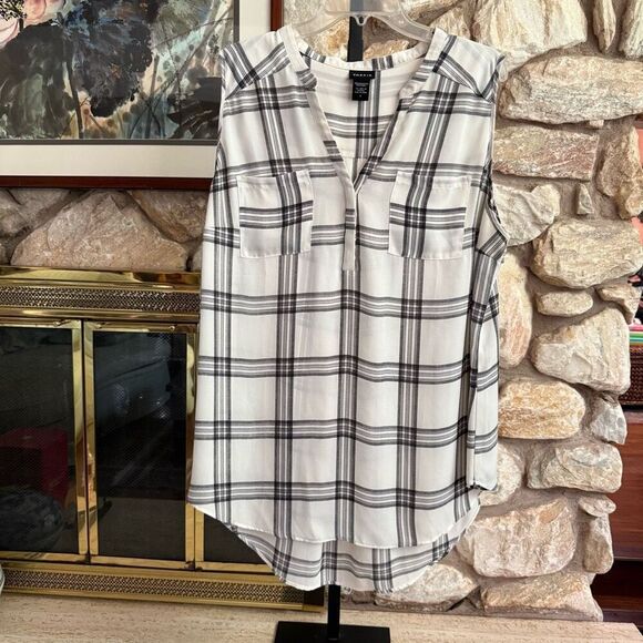 Torrid womens plus sleeveless top size 2 - Picture 1 of 11
